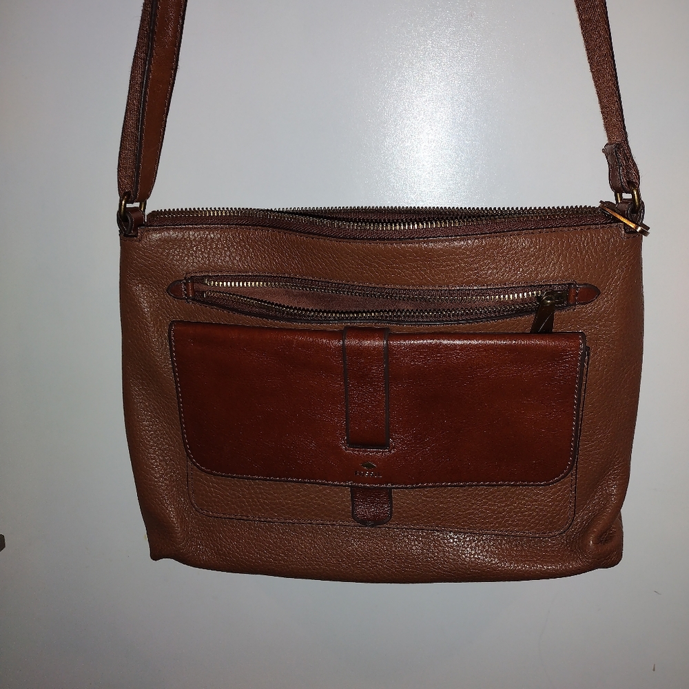 Lovely Fossil Kinley crossbody purse in pebbled brown leather.